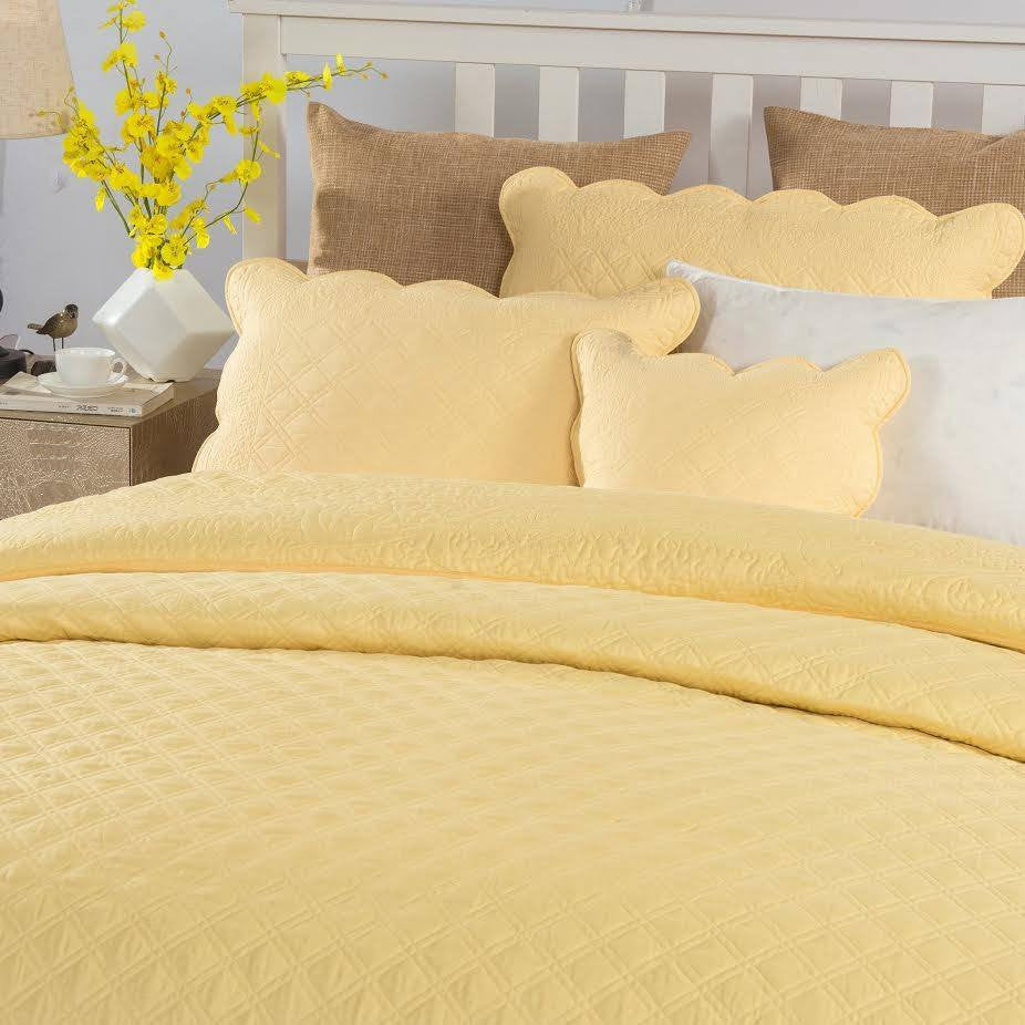 Tache Buttercup Puffs Yellow Diamond Matelasse Scalloped Quilt Set (YELLEMDES)